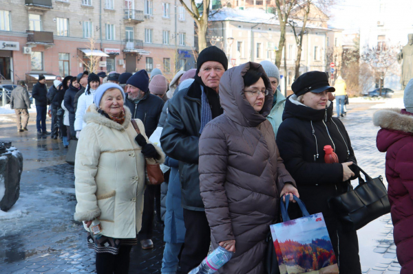 Десятки людей в чергах біля храмів: як тернополяни на Водохреща набирали освячену воду