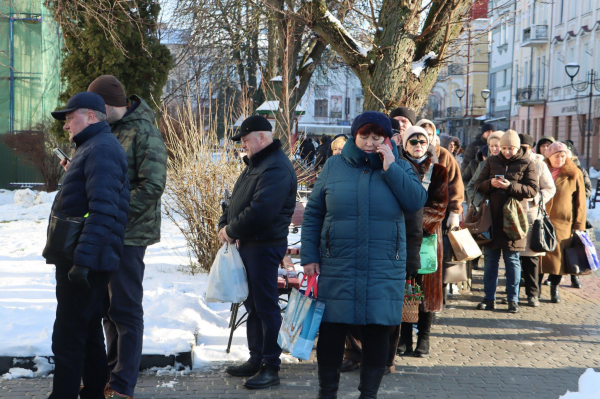 Десятки людей в чергах біля храмів: як тернополяни на Водохреща набирали освячену воду