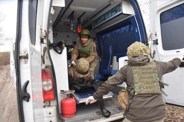 
Евакуація поранених: тернопільські військові на передовій проводять тактичні тренування (фото)