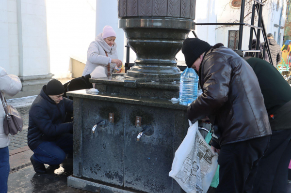 Десятки людей в чергах біля храмів: як тернополяни на Водохреща набирали освячену воду