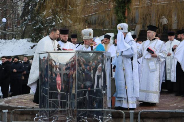 Освячували воду та водили Маланку: у парку Шевченка провели молебінь