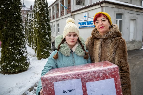 
Благодійники з Чехії передали сім'ям із Тернопільської області більше ста подарунків