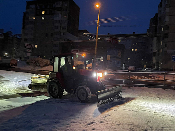 
Снігопад у Тернополі: на вулицях міста з ночі працює спецтехніка (фото)