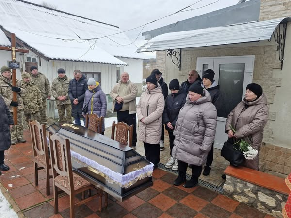 
Без батька залишилися двоє дітей: на Тернопільщині поховали 41-річного воїна (фото)