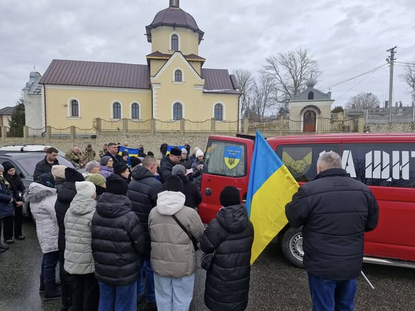 
Без батька залишилися двоє дітей: на Тернопільщині поховали 41-річного воїна (фото)