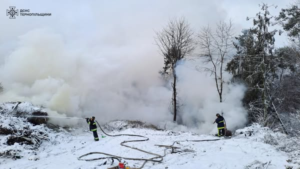 
Рятувальники Тернопільщини ліквідували наслідки пожежі та нічне ДТП в Кременці