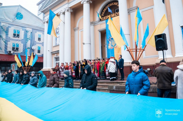 У Тернополі в День Соборності розгорнули 30-метровий прапор