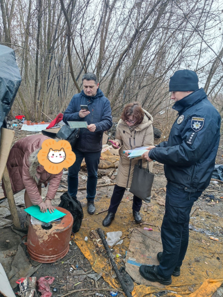 Просили їсти та зігрітися у готелі: як матір з п'ятьма дітьми жила у посадці