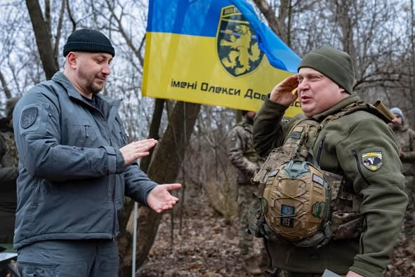 
Почесний нагрудний знак “Золотий хрест” отримав військовий “Єгер” – мисливець за “Ланцетами” (фото)