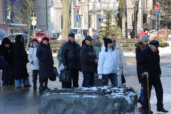 Десятки людей в чергах біля храмів: як тернополяни на Водохреща набирали освячену воду