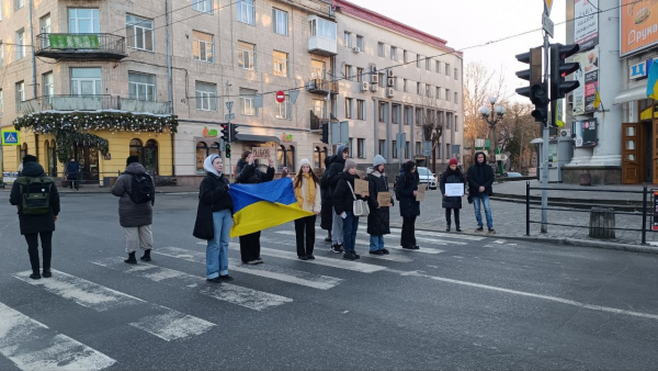 Із прапором та плакатами згадали полеглих у війні воїнів та цивільних під час акції «Вшануй»