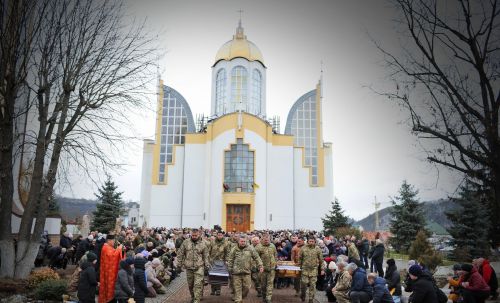 
Тіла полеглих Героїв Руслана Костюка та Івана Конопельського навколішки зустріли у Чорткові (ФОТО)