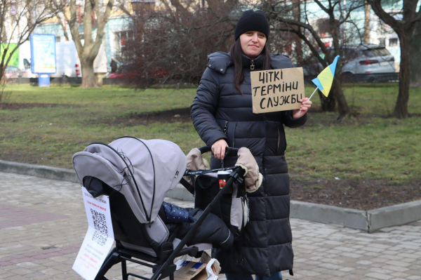 У центрі Тернополя зібралися рідні захисників: вимагають встановити чіткі терміни служби