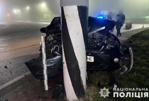 
У Тернополі на Збаразькому кільці водій врізався в електроопору (фото)