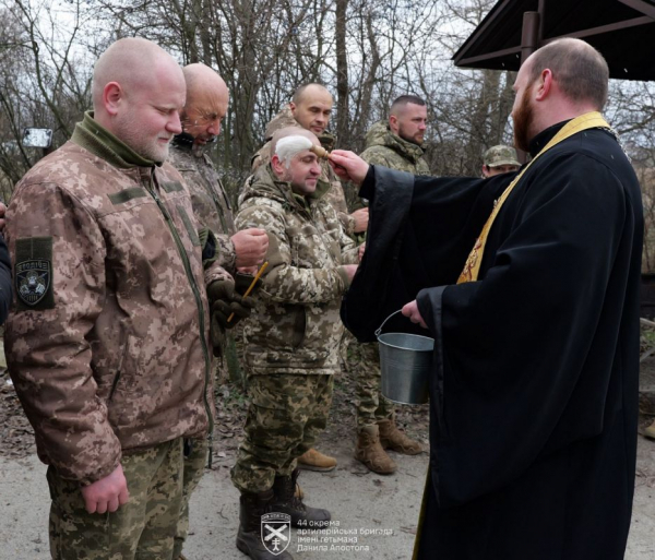 Військовий з Тернопільщини прийняв таїнство хрещення на передовій (фото)