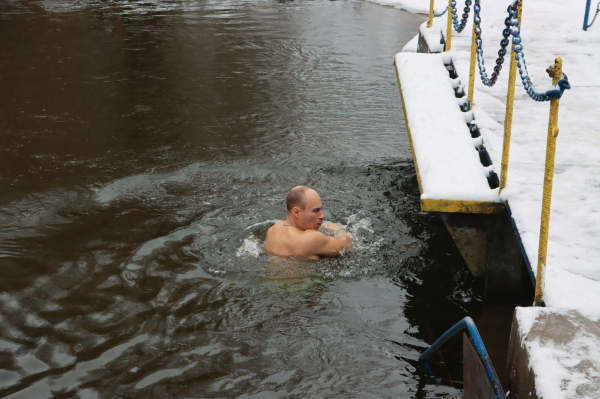 Тернополяни занурюються у крижану воду на Водохреща