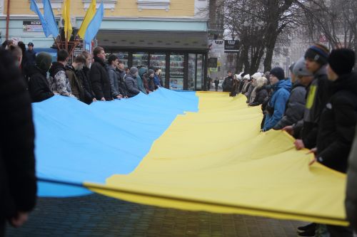 
З нагоди Дня Соборності у центрі Тернополя розгорнули величезний стяг (фоторепортаж)