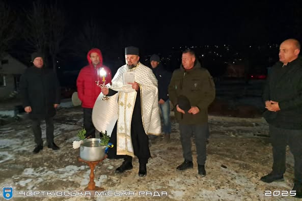 
У Чорткові освятили воду та вилили її у централізовану мережу (фото)