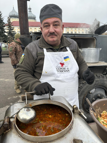 Розколяда, ярмарка та польова кухня: у Збаражі збирають гроші на карету швидкої для захисників