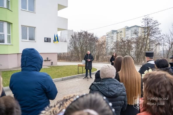 
На фасаді будинку у Тернополі відкрили меморіальну дошку в пам'ять про загиблого захисника (фото)