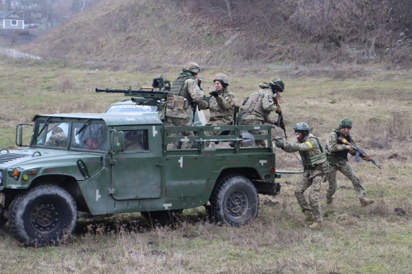 Як робот-пес і курсанти військового коледжу відтворили сучасний бій