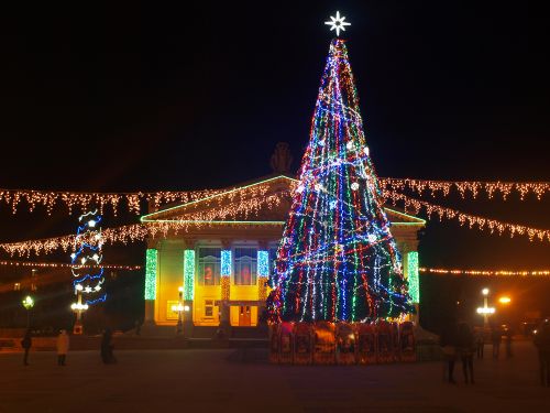 
Останній день, щоб помилуватися: 14 січня у Тернополі розберуть центральну ялинку