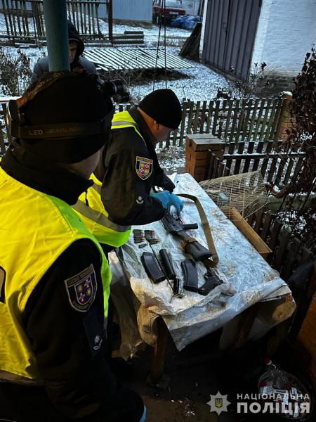 
На Тернопільщині відбуваються обшуки в двох підозрюваних у нелегальному продажі зброї (ФОТО)