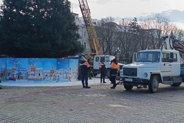 На Театральному майдані демонтують головну ялинку та різдвяну шопку