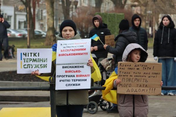 У центрі Тернополя зібралися рідні захисників: вимагають встановити чіткі терміни служби