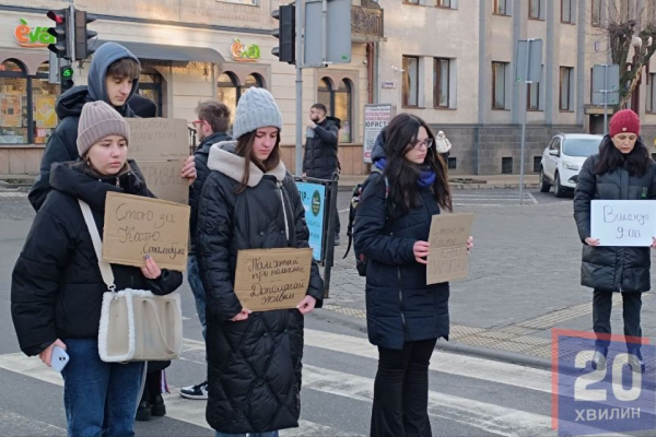 Із прапором та плакатами згадали полеглих у війні воїнів та цивільних під час акції «Вшануй»