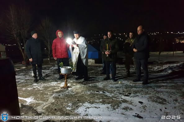 
У Чорткові освятили воду та вилили її у централізовану мережу (фото)