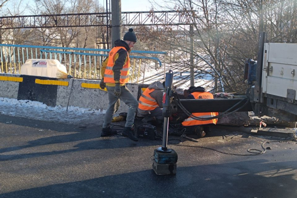 На Горбатому мості відновлюють пошкоджену плиту та огорожу