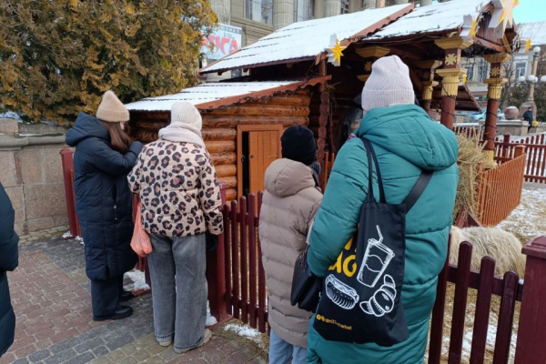 У різдвяній шопці на Театралці народилися ягнята: тернополяни з дітьми приходять подивитися на них