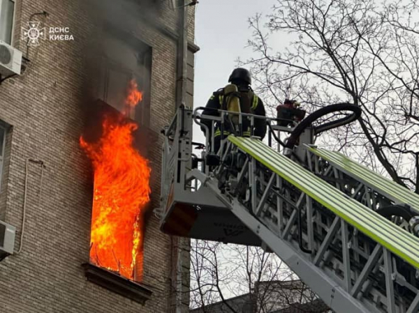 Вночі росія дронами атакувала Київ: уламки впали на житловий будинок, є постраждалі