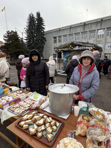 Розколяда, ярмарка та польова кухня: у Збаражі збирають гроші на карету швидкої для захисників