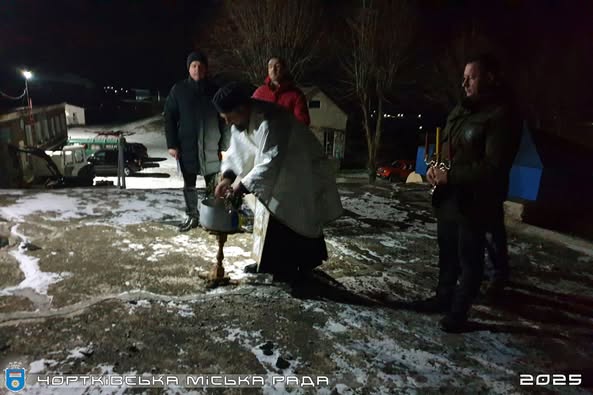 
У Чорткові освятили воду та вилили її у централізовану мережу (фото)