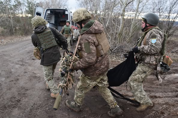 
Евакуація поранених: тернопільські військові на передовій проводять тактичні тренування (фото)