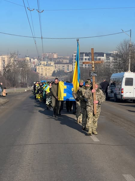 
З військовими почестями на Тернопільщині поховали двох захисників з однієї бригади (фото)