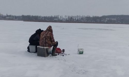 
Склали 6 протоколів: на річці Серет чоловіки виловлювали рибу на зимувальних ямах (фото)