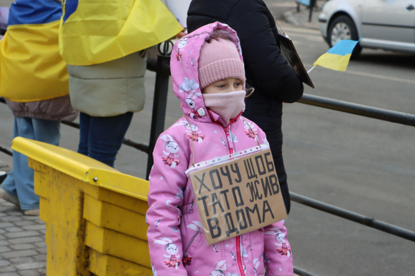 У центрі Тернополя зібралися рідні захисників: вимагають встановити чіткі терміни служби