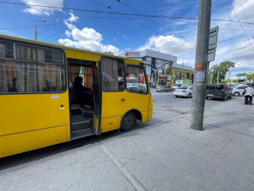 
У Тернополі водій маршрутки не зупинився перед колоною "на щиті"