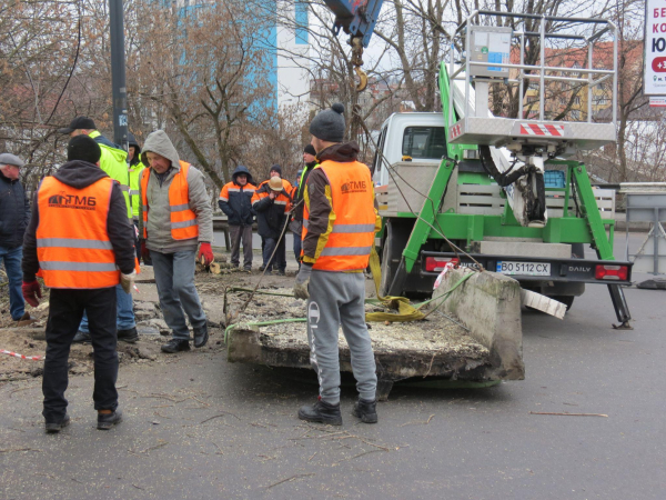 Демонтують плиту на Горбатому мості: рух для транспорту обмежили