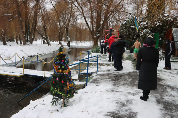 Тернополяни занурюються у крижану воду на Водохреща