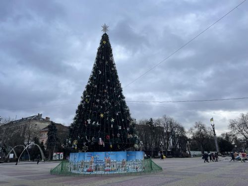 
У центрі Тернополя зникне новорічна ялинка