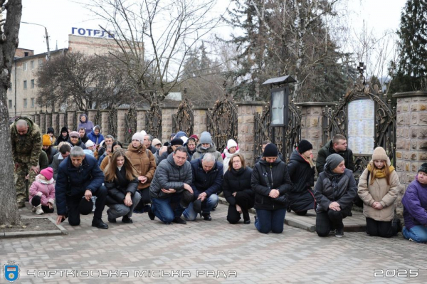 Мати схилилась над домовиною сина: у Чорткові навколішки зустріли Героя Андрія Підсадного (фоторепортаж)