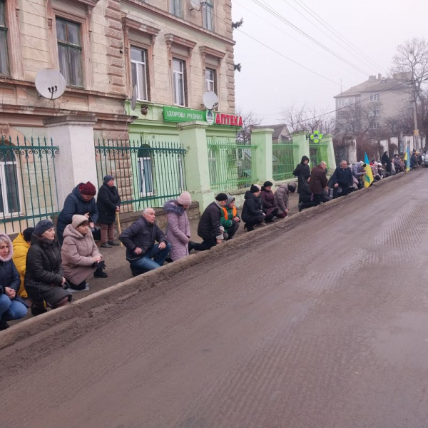 На колінах зустрічали Героя у Борщеві: містяни прощались із загиблим Степаном Сторожуком (фоторепортаж)