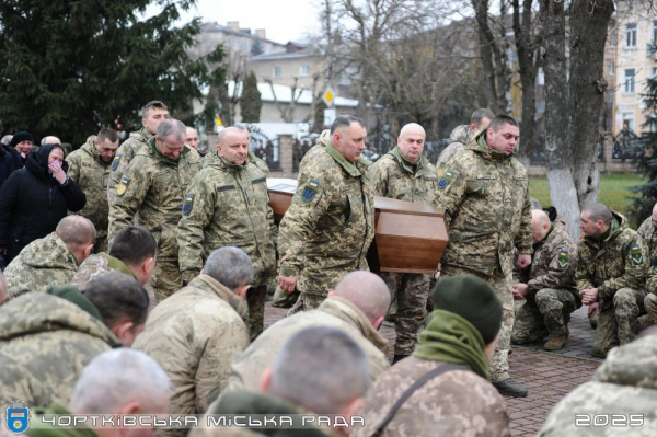 Мати схилилась над домовиною сина: у Чорткові навколішки зустріли Героя Андрія Підсадного (фоторепортаж)