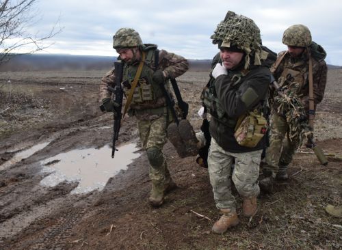 
Евакуація поранених: тернопільські військові на передовій проводять тактичні тренування (фото)