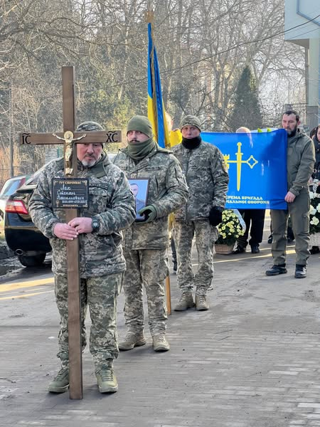 
З військовими почестями на Тернопільщині поховали двох захисників з однієї бригади (фото)