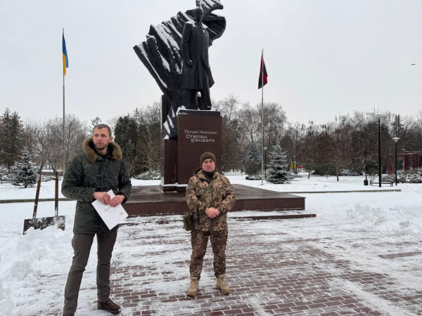 
Легендарного захисника, який повернувся з-за кордону, щоб воювати, нагородив новопризначений голова Тернопільської облради (фото)